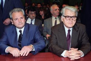 Slobodan Milošević (lijevo) tada predsjednik Srbije, s Dobricom Ćosićem (desno), koji je bio predsjednik Jugoslavije, u maju 1993. godine; foto: Miloš Vukadinović EPA