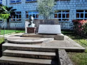 Spomenik srpskom vojvodi don Ivanu Musiću ispred stolačke osnovne škole