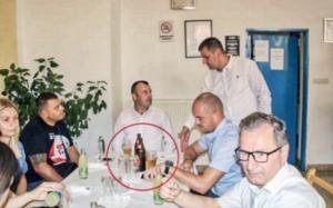 Ćamil Duraković Branitelj Bošnjaka dijeli "bajramsko" pivo