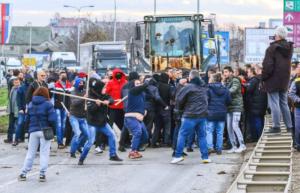 Režimski batinaši sa motkama teroriziraju Srbe