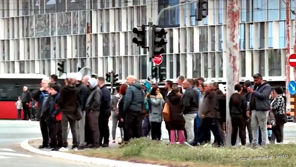 Kako Vučić i SNS plaćaju STATISTE i SENDVIČARE